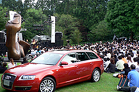 会場にはこのようにアートとクルマとお客さんが混在する。手前のクルマは6月20日にデビューしたばかりの、「アウディA6アバント」。