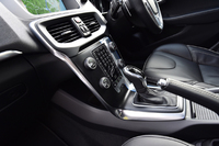 センターパネルは、専用のブルーライン入りアルミパネルとなる。