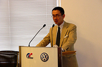 
	VGJ広報部の小島誠部長。大型サルーン「フェートン」やSUV「トゥアレグ」の投入で、フルラインメーカーへの転換を図るVWは、現在“エモーショナル”をキーワードにしたブランドイメージを訴求している。レース活動への参加は、その一環だ
	 