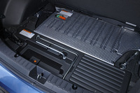 バッテリーはニッケル水素式で、蓄電量は5.5Ah。ラゲッジルームの床下に搭載される。