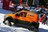 パンダ4×4を改造したクローラー仕様。