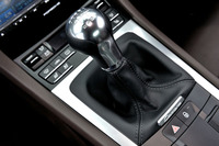 7速のポジションはHパターンの一番右の列の上方（前方）。シフトミスを防ぐために「ギアシフト・ロック」機構が備わっており、5速か6速からしか7速にシフトできないようになっている。