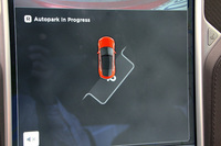 インストゥルメントパネル中央のモニターに表示される「オートパーク」の作動画面。