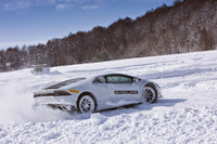 いつの間にか、ホイールやエアインテークの内側には雪がギッシリ。合間をみて、雪の除去作業が行われる。