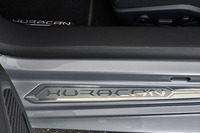 サイドシルには車名入りのプレートが貼られる。