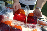 「フォルクスワーゲン・ビートル」のテールランプレンズ。左がヘラ社による純正で、右がリプロダクション品。