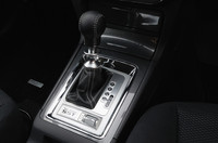 「ラリーアート」のツインクラッチSST。写真手前のノブで走行モード（スポーツ／ノーマル）を切り替えられる。