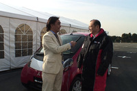 i MiEV開発プロジェクトマネージャー和田憲一郎氏（右）と『NAVI』編集長・加藤哲也（左）