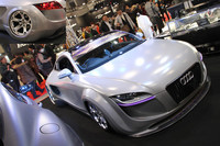 エアサスペンションの「ユニバーサルエアー」のブースに展示されていた「アウディTT」。ヌメッとしたマット仕上げだけでも十分個性的だが、スゴイのはリアタイヤを覆うエアロカバー（？）。エアサスでロードクリアランスを上げることでタイヤの接地面が露出、見た目はほとんどこのままで走行が可能という。