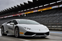 「ウラカン」にはギア比可変の電動ステアリングシステム「ランボルギーニ・ダイナミック・ステアリング（LDS）」が用意される。ギア比は9.0から17.1までの間で変わるようになっている。