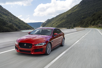 シリーズ最強の「XE S」。0-100km/h：5.1秒という加速性能と、250km/hの最高速を誇る。