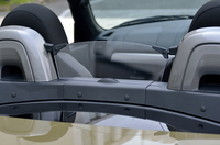 左右座席間の後方には、風の巻き込みを防ぐためのウインドディフレクターが置かれる。