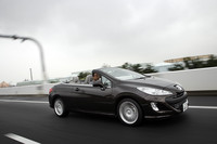 先代にあたる「プジョー307CC」に比べると、75mm長く、60mm幅広く、そして5mm低くなった。ラジエターグリルの形状やフロントバンパーは、スポーティ仕様である「プジョー308GTi」と同タイプになる。