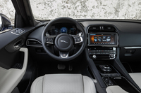 コックピットの様子。ジャガーのスポーツサルーン「XE」に似たデザインが採用されている。