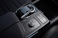 センターコンソールには、インフォテインメントシステムのコントローラーや、走行モード切り替え機構「AMGダイナミックセレクト」のセレクトスイッチなどが配されている。