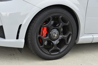 17インチのアロイホイールは、「アバルト・プント スーパースポーツ」専用の黒い5スポークタイプ。215/45R17サイズのタイヤが組み合わされる。