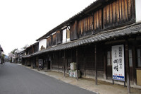 寂しいのは都市だけでない。伝統ある町もまた人通りが減っている。愛媛県の歴史ある町、卯之町で。