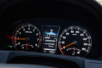 
	照度コントロール機能付きのオプティトロンメーター。中央には燃費をはじめとした走行情報やクルーズコントロールの作動状態、「ITS Connect」の警告表示などの機能を備えたマルチインフォメーションディスプレイが装備される。
	