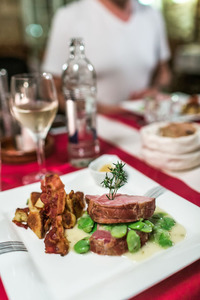 スモークした豚肉にそら豆のソースがかかった「ジュッド・マット・ガルボウネン」。ルクセンブルクの国民食として広く知られた料理。