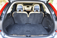 シートは3列目が5：5の2分割、2列目が4：2：4の3分割可倒式。エアサスペンション装着車には、リア側の車高を50mm下げることで荷物の積み下ろしを容易にする機能が備わっている。（写真をクリックすると、シートアレンジが見られます）