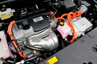 2.5リッターの直4ガソリンエンジン（152ps）にフロントモーター（143ps）とリアモーター（68ps）を組み合わせ、システムの最高出力は194psに達する。JC08モード燃費は21.4km/リッター。
    