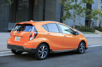 「トヨタ・アクア」シリーズに追加されたクロスオーバースタイルの新モデル「X-URBAN」。2014年12月のマイナーチェンジ時に導入された。
    