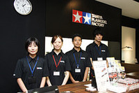 シックなユニフォームをまとったスタッフのみなさん。