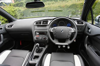 ダッシュボードデザインは基本的に「C4」と同じ。ただし「DS4」は運転席のアイポイントが33mm高められているので、そのぶん「DS4」のほうが周囲の見晴らしが良い。