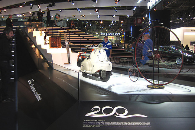 ブース内にはプジョー200年の歴史が展示された。