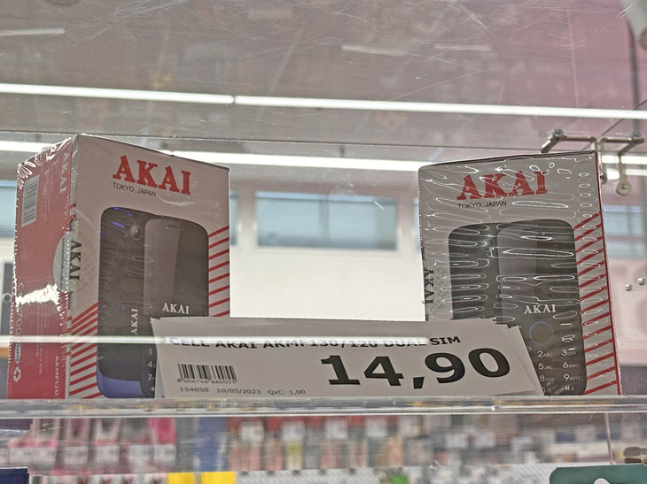 AKAIのフィーチャーフォンも存在することが判明。14.9ユーロ（約2200円）で売られている！
