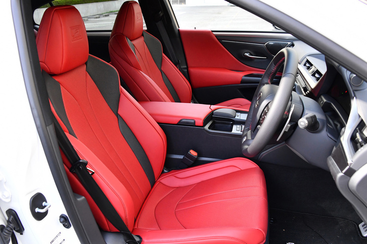 
	“Fスポーツ”専用のスポーツシートは、ヘッドレスト部に「F SPORT」ロゴのエンボス加工が施される。なお、後席のデザインは標準車と変わらない。
	