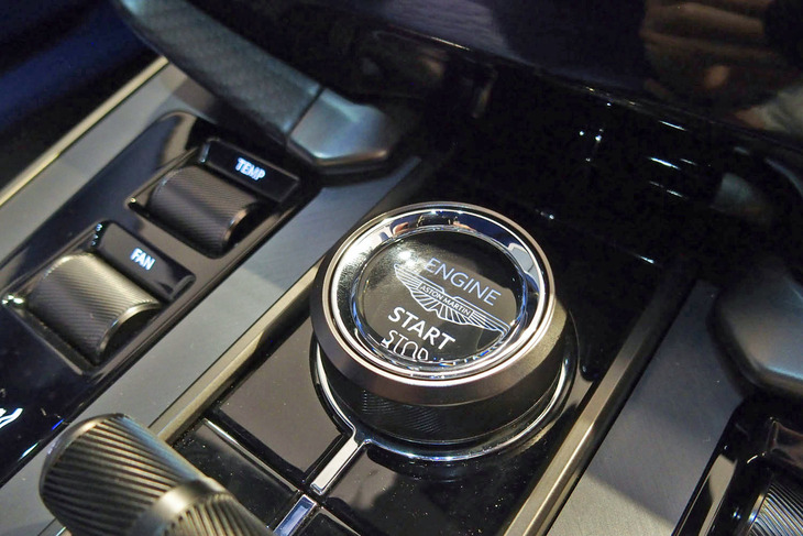 アストンマーティン・ヴァンキッシュ（スタート／ストップスイッチ）