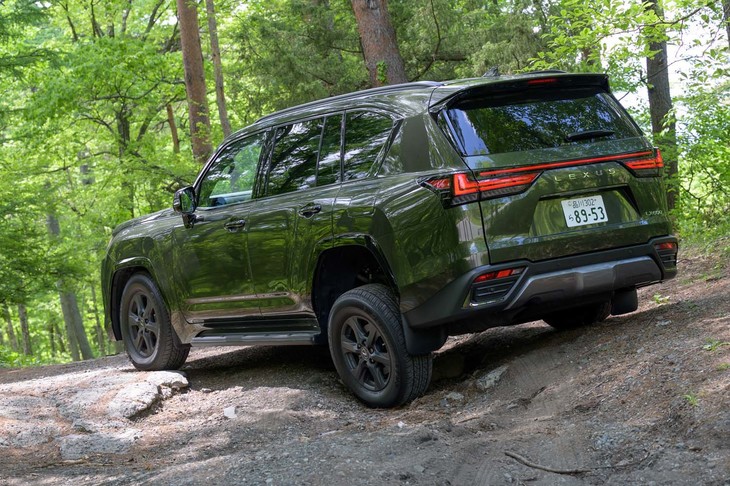 全車標準装備のセンターデフロックに加えて、“オフロード”ではフロント＆リアのデフロックも標準装備となる。