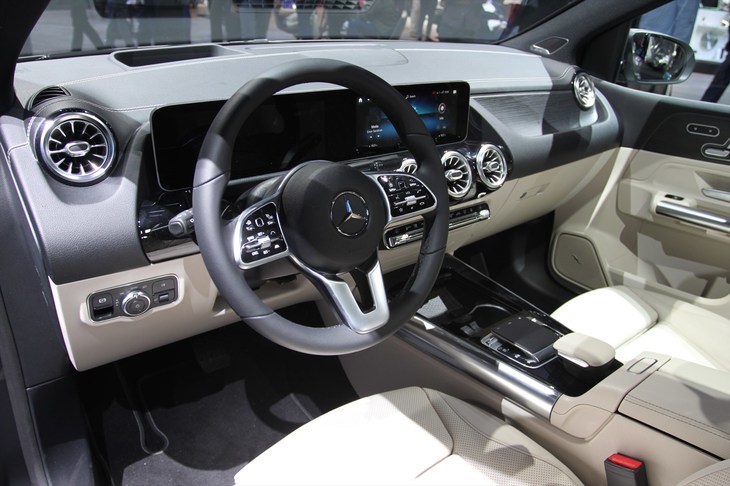 メルセデス・ベンツBクラス（コックピット周辺部）