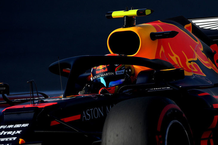 レッドブルのアレクサンダー・アルボン（写真）は、予選Q1で強い風にあおられ痛恨のクラッシュ。ギアボックス交換なども絡みピットレーンからのスタートとなったが、そこからの挽回は称賛に値するものだった。セーフティーカーをうまく使い、何と15台抜きで5位フィニッシュ。マシンの修理に追われたチームクルーへの恩を返した。（Photo=Red Bull Racing）