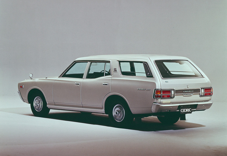 「セドリック バン」。セドリックには初代から4ナンバーの商用バンとボディーを共用する5ナンバーの乗用ワゴンが存在したが、この330型は商用バンのみとなった。なお、次世代の430型では乗用ワゴンが復活する。