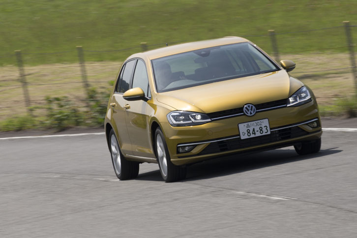 ボトムグレードの「TSIトレンドライン」と「GTI」「R」のMTモデルを除く全車に、渋滞時追従支援システムの「トラフィックアシスト」が標準装備される。0-60km/hの速度域で、先行車との車間を保ちつつ自動的にスピードをコントロールし、車線の維持支援も行う。