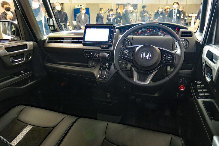 インテリアでは、本革巻きのステアリングホイールやシフトセレクター、各部に用いられたメタルスモーク偏光塗装の装飾パーツなどが特徴だ。