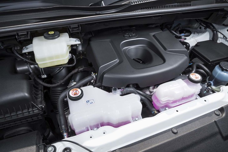 パワーユニットは最高出力177PS/3400rpm、最大トルク450N・m/1600-2400rpmの2.8リッター直4ディーゼルターボエンジン。「グランエース」はキャブオーバーではなくセミボンネット型の車両となる。