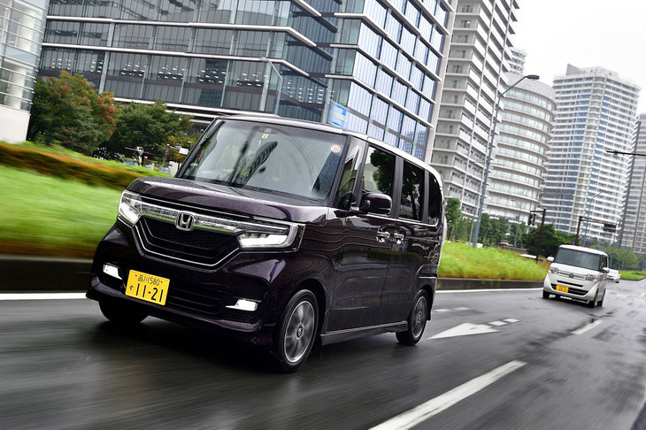 「N-BOXカスタム」の広報車ではシャシー性能の高さに驚いた。（写真＝池之平昌信）