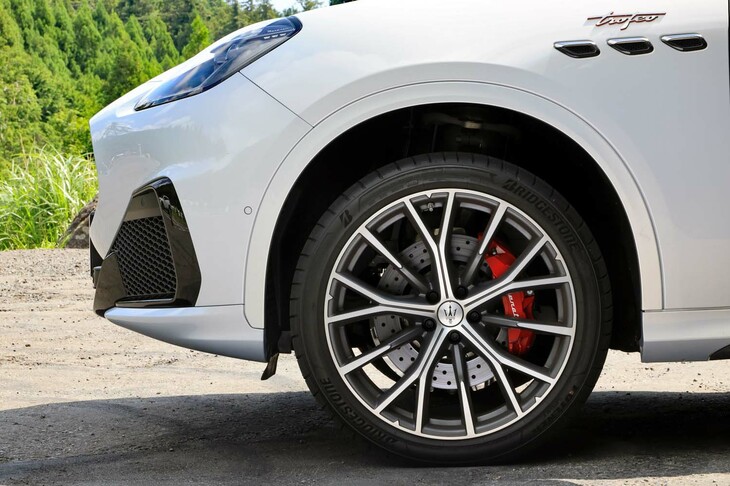 タイヤサイズは前：255/40R21 、後ろ：295/35R21の前後異径。足まわりには6段階の車高調整機構（調節幅65mm）付きエアサスペンションが装備される。