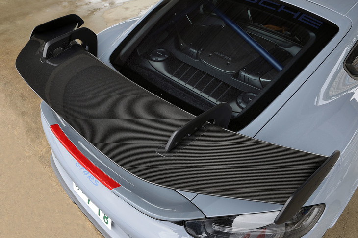 サイドブレードを備えたスワンネック型のCFRP製リアウイング。レーシングカー「911 RSR」などのノウハウを取り入れたもので、ウイングの角度は3段階で手動調整できる。