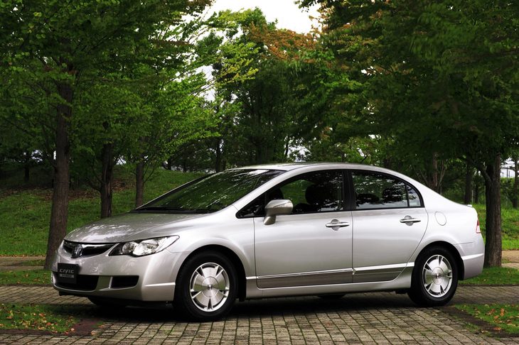 2005年に登場した8代目「シビック」。3ナンバーの4ドアセダンで、ハイブリッドモデルもラインナップされた。