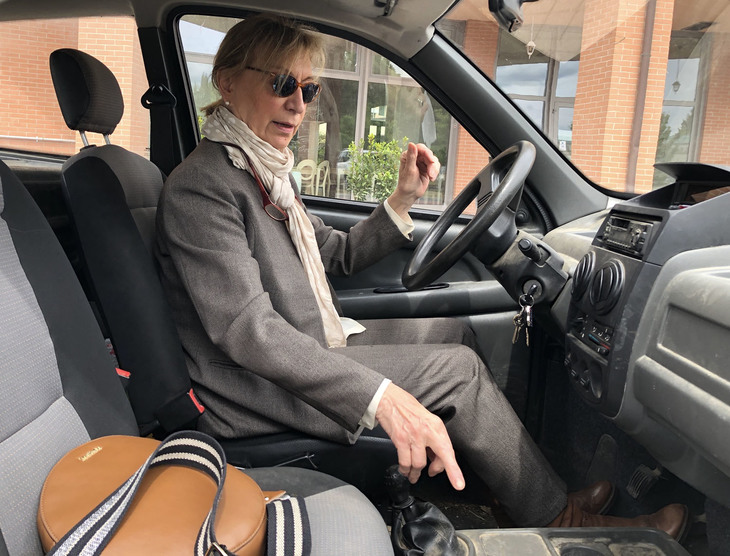 「X-Too」の室内。外で聞く2気筒ディーゼルのごう音に恐れおののくが、意外なことに走行中の車内では普通に会話できる。