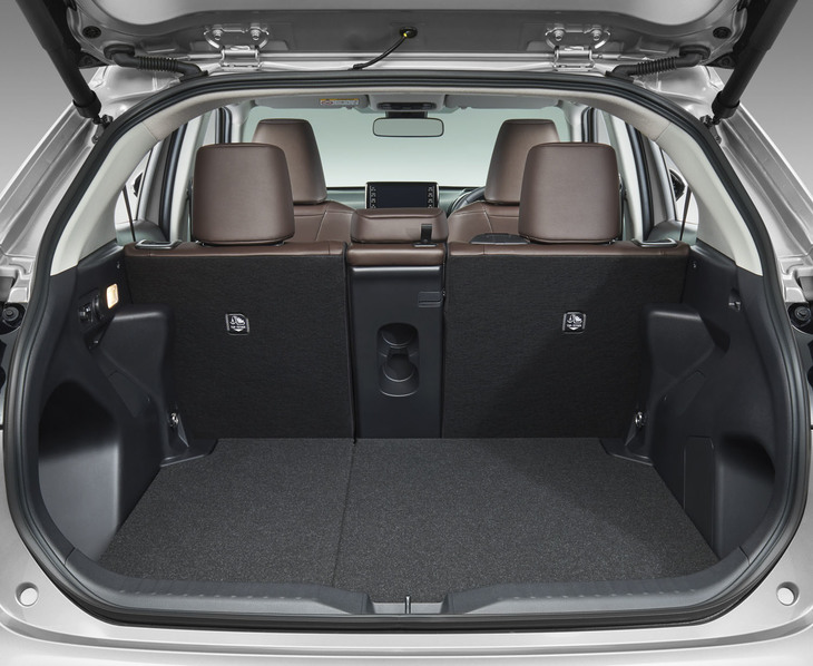 荷室の容量は390リッター（ガソリンのFF車の場合）。両サイドのえぐられている部分をうまく使うと9.5インチサイズのゴルフバッグを2つ収納できる。