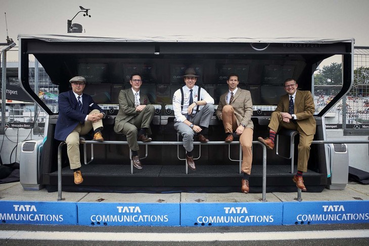 今年のドイツGPのタイトルスポンサーでもあったメルセデスは、F1出走200戦目の節目のレースに、ブランドのモータースポーツ活動125周年を重ねてきた。マシンのカラーリングも特別仕様なら、ドライバーやチーム首脳、エンジニアやメカニックまでもが、古き時代のユニフォームを復刻させて身にまとっていた。ハミルトンがポールを取った予選までは最高の出来だったものの、レースでは2点しか獲得できず、母国GPで惨敗となった。（Photo=Mercedes）