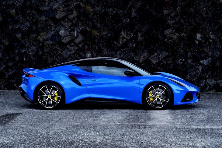 ボディーのスリーサイズは全長×全幅×全高＝4413×1895×1226mm。ホイールベースは2575mmで、前後ともにオーバーハングの短さが際立っている。