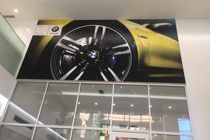 ディーラー様のエントランス。そのエリート感はハンパない。ちなみにショールームの展示車両は、BMWのCIに沿って道路と平行に並べられている。なんでも「走っている様子をイメージしていただくため」なんだとか。へー。