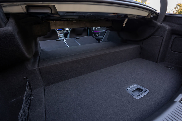 後席の背もたれを前方に倒し、トランクスルーにした状態。リチウムイオンバッテリーを搭載する関係で、床面はフラットにはならない。