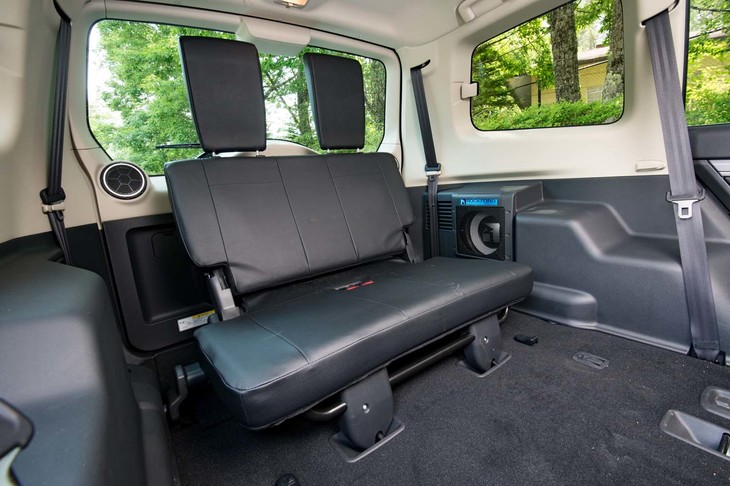 3列目シートは床面に収納できるよう、座面と背もたれが平板なつくりになっている。かなり重いため、設置・収納とも相応の腕力を要する。